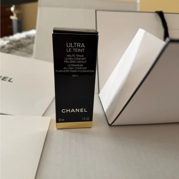 CHANEL ULTRA LE TEINT ALL-DAY COMFORT FLAWLESS FINISH FOUNDATION - Picture 8 of 12